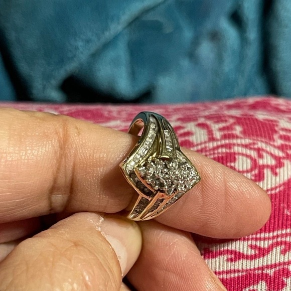 10k Gold .75 ct Diamond Ring. - Picture 5 of 9